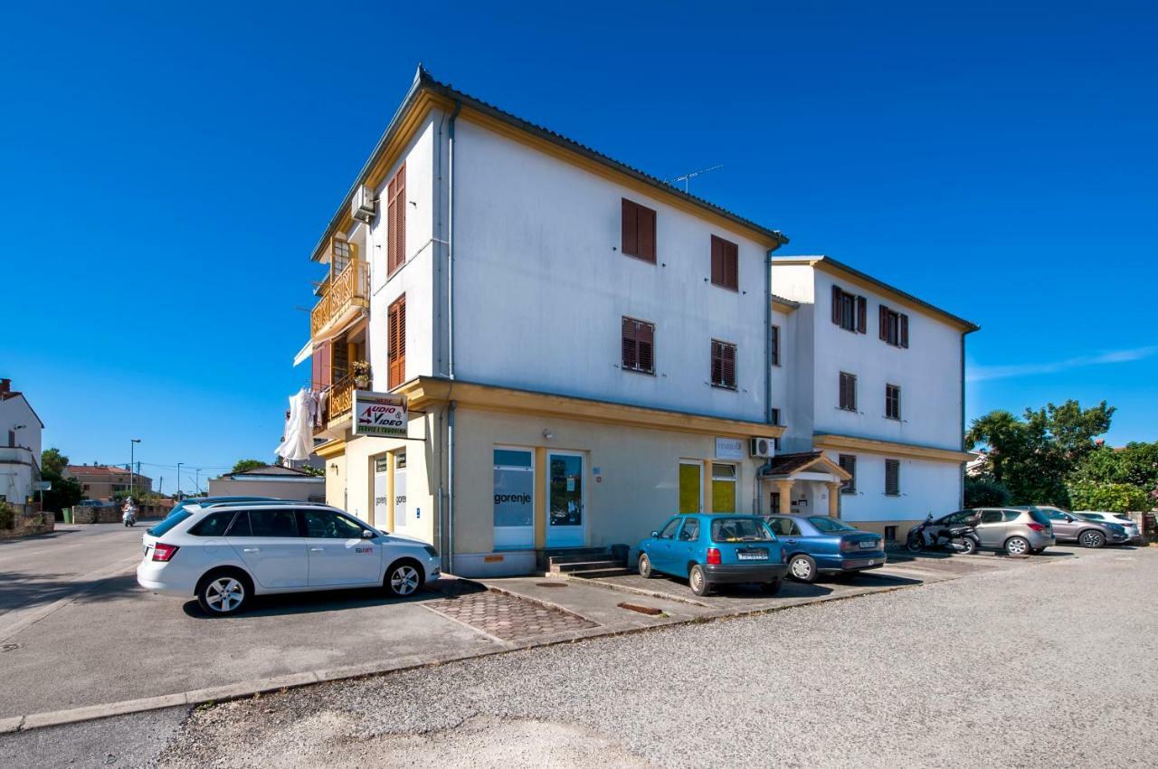 Apartment Thalassa Ровин Екстериор снимка