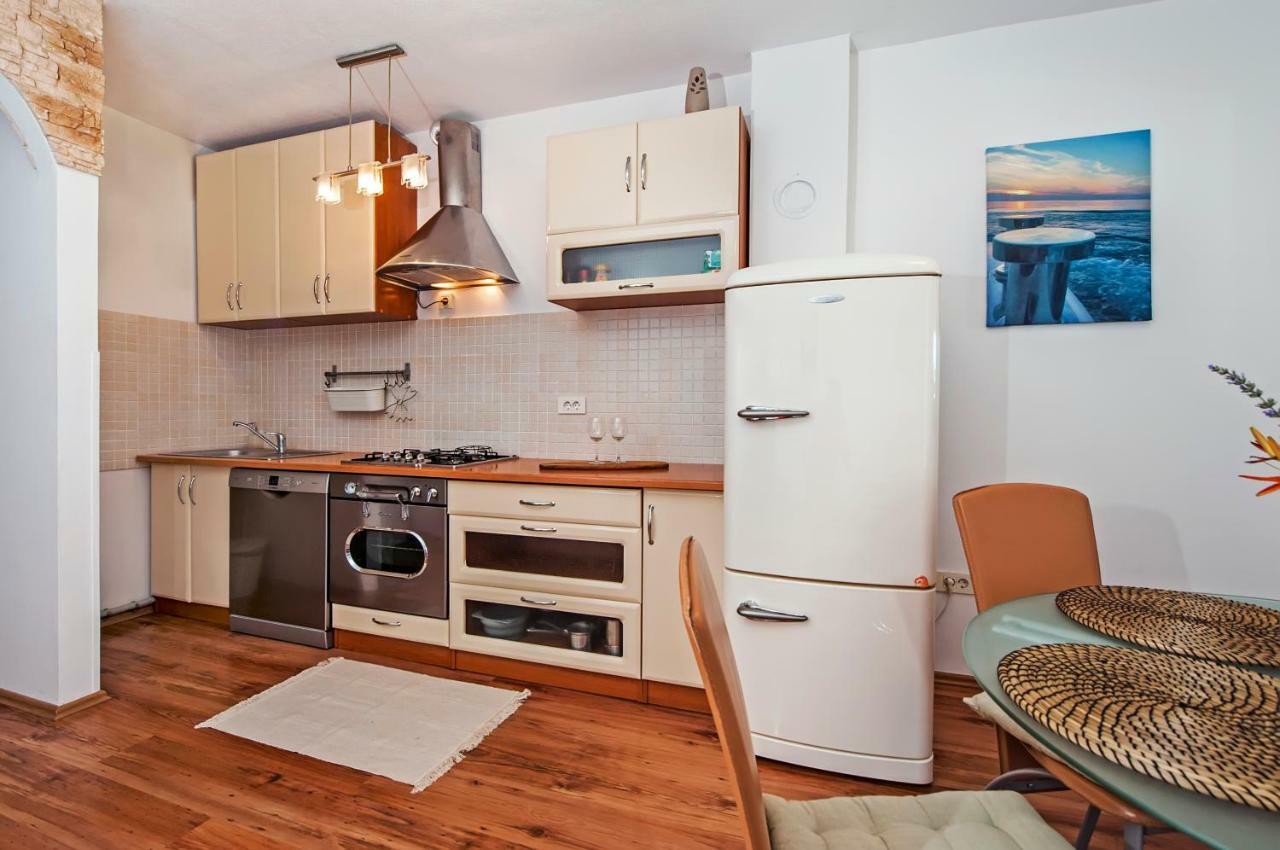 Apartment Thalassa Ровин Екстериор снимка