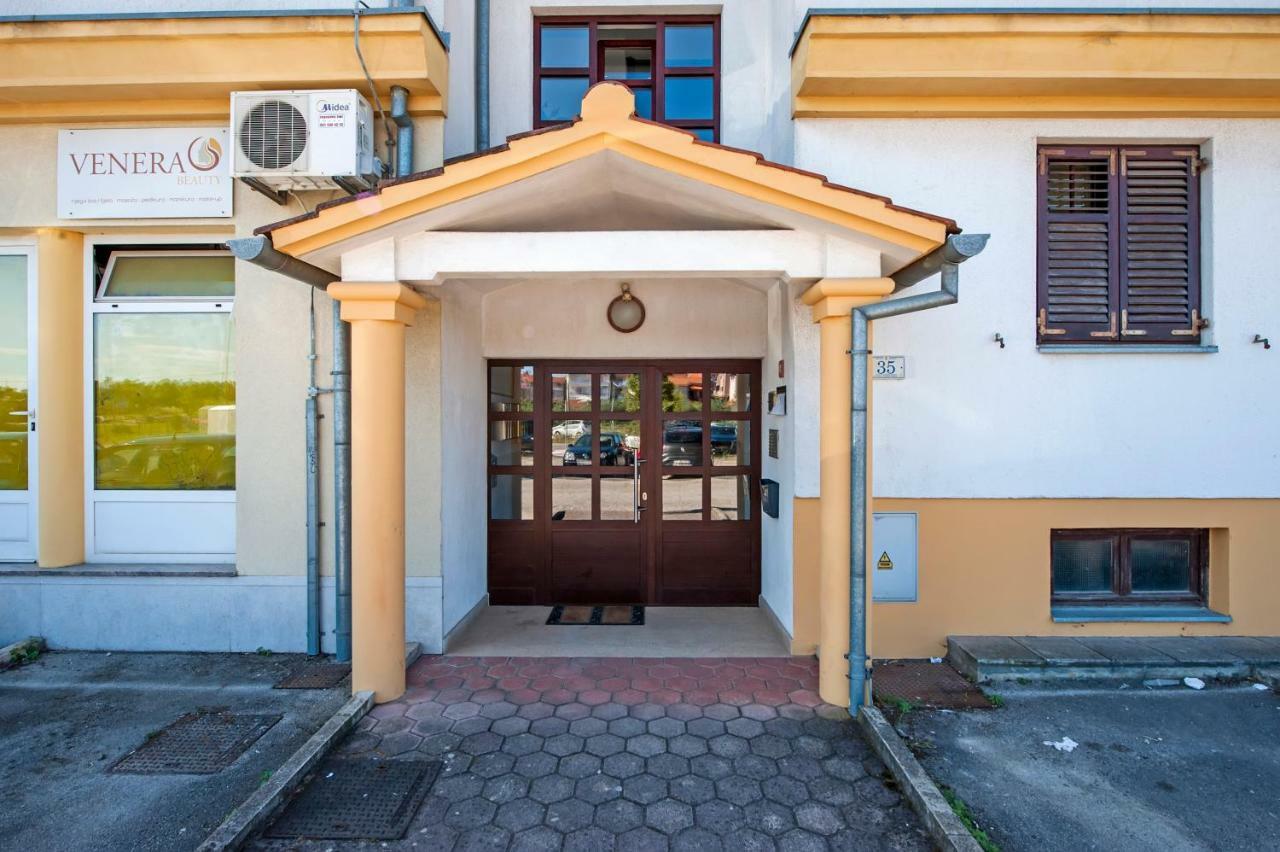 Apartment Thalassa Ровин Екстериор снимка