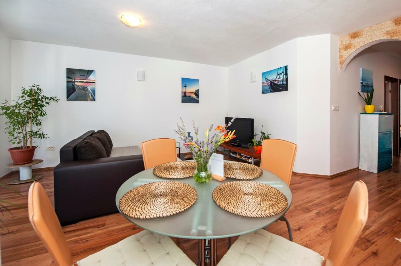 Apartment Thalassa Ровин Екстериор снимка